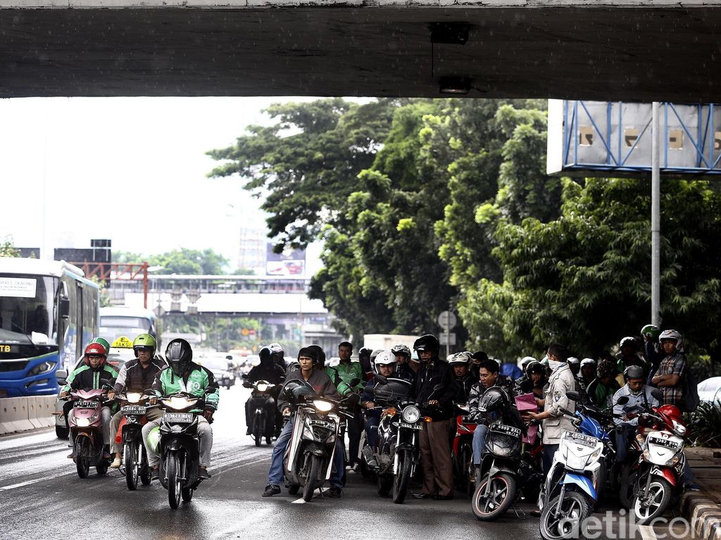 Dear Pemotor, Begini Caranya Biar Nggak Neduh di Kolong Jembatan Dear Pemotor, Begini Caranya Biar Nggak Neduh di Kolong Jembatan