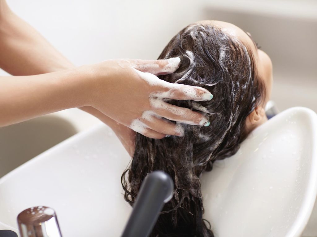 Pakai Sampo Kutu, Rambut & Wajah Gadis Remaja Malah Berakhir Terbakar Pakai Sampo Kutu, Rambut & Wajah Gadis Remaja Malah Berakhir Terbakar