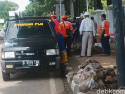 Petugas PLN Bongkar Gorong-gorong di Jl Medan Merdeka Selatan