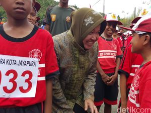 Momen Keakraban Risma Bersama Anak-anak Jayapura
