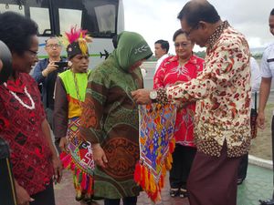 Risma Diundang ke Jayapura untuk Berbagi Resep Membangun Metropolitan