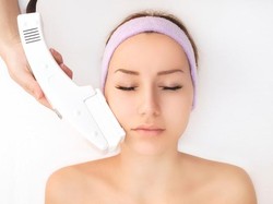 Setrika Wajah, Ketika Kulit Digosok Agar Lebih Halus dan Kencang