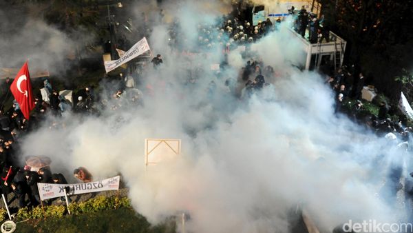 Polisi Bubarkan Demo Tolak Penyitaan Kantor Zaman