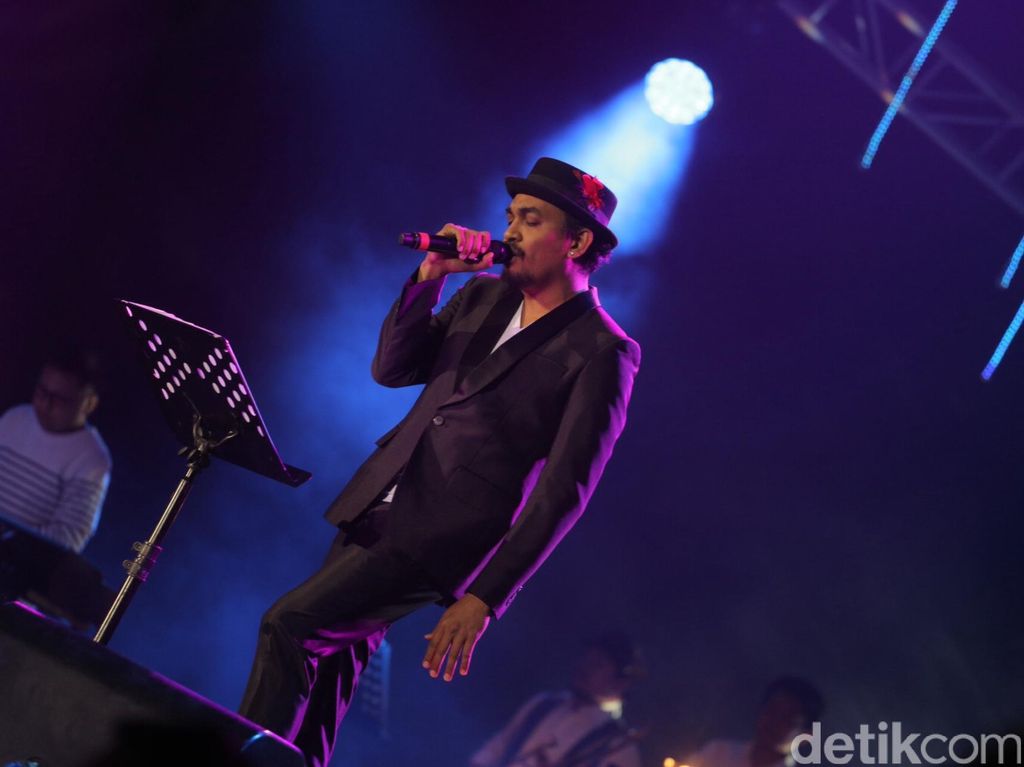 Hikayat Cinta! Glenn Fredly Terbangkan Dewi Perssik di Antara Penghujat Hikayat Cinta! Glenn Fredly Terbangkan Dewi Perssik di Antara Penghujat