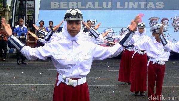 Aksi Polisi Cilik Atur Lalu Lintas