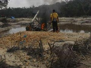 Polisi Bakar Rakit Penambang Emas Ilegal di Kuansing Riau
