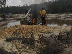 Polisi Bakar Rakit Penambang Emas Ilegal di Kuansing Riau