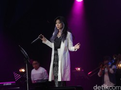 Isyana Sarasvati Lebih Suka Manggung Tanpa Jarak dengan Isyanation