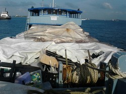 Kapal Pengangkut 80 Ton Pakaian Bekas dan Beras dari Singapura Dibekuk di Batam