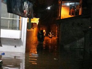 Air Sungai Meluap, Banjir Rendam Sejumlah Titik di Jaksel