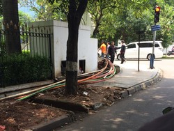 Bahayanya Kabel Utilitas Ini Dibiarkan di Trotoar Mega Kuningan