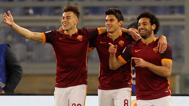 ROME, ITALY - MARCH 04:  Mohamed Salah (R) with his teammates Diego Perotti and Stephan El Shaarawy (R) of AS Roma celebrates after scoring the team's fourth goal during the Serie A match between AS Roma and ACF Fiorentina at Stadio Olimpico on March 4, 2016 in Rome, Italy.  (Photo by Paolo Bruno/Getty Images)