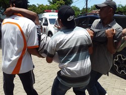 Tangis Pecah saat Agus Tia Dibawa ke Kamar Jenazah RSUD Blambangan