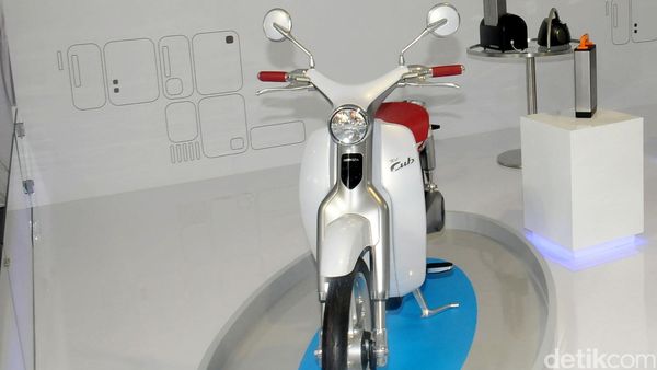 Honda Pamerkan Motor Listrik EV-Cub