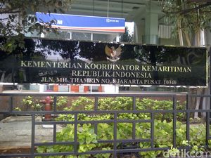 Luhut Rapat Soal Transmisi Listrik Proyek LRT dan Kereta Cepat