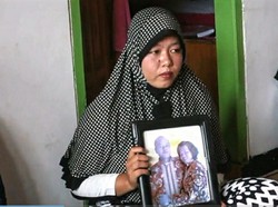 Ambulans Membawa Korban KMP Rafelia II Tia Agus Miharja ke Rumah Duka