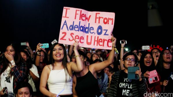 Cewek-cewek Histeris di Konser 5 Seconds Of Summer Indonesia