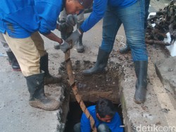 Air Setinggi Dada di Got Dekat BI Sulitkan Petugas Cari Sampah Bungkus Kabel