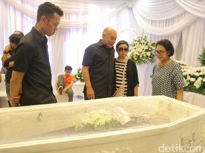 Kesedihan di Rumah Duka Ireng Maulana Kesedihan di Rumah Duka Ireng Maulana