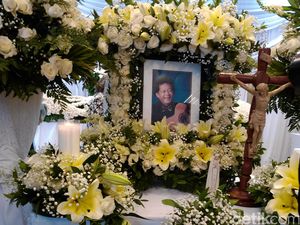 Dewa Budjana Ungkap Impian Ireng Maulana Gelar Konser Spesial Dewa Budjana Ungkap Impian Ireng Maulana Gelar Konser Spesial