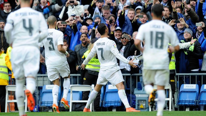 Cristiano Ronaldo MADRID, SPAIN - MARCH 05: Cristiano Ronaldo of Real Madrid celebrates after scoring his 2nd goal during the La Liga match between Real Madrid CF and Celta Vigo at Estadio Santiago Bernabeu on March 5, 2016 in Madrid, Spain. (Photo by Denis Doyle/Getty Images)