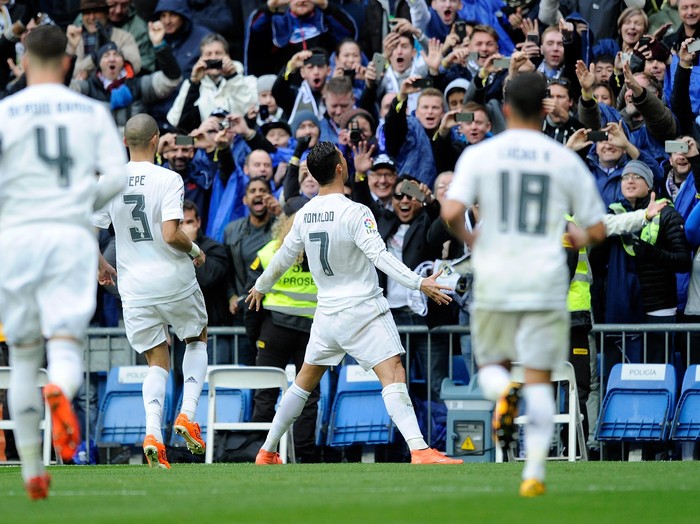 MADRID, SPAIN - MARCH 05:  Cristiano Ronaldo of Real Madrid celebrates after scoring his 2nd goal during the La Liga match between Real Madrid CF and Celta Vigo at Estadio Santiago Bernabeu on March 5, 2016 in Madrid, Spain.  (Photo by Denis Doyle/Getty Images)