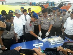 Polisi Tangkap Penyelundup 3 Kg Sabu dan Ekstasi Asal Malaysia ke Batam