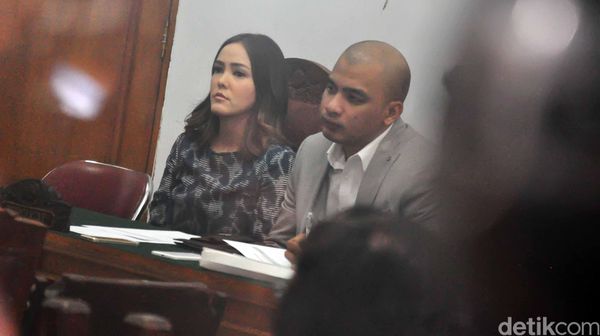 Wajah Sedih Cathy Sharon di Ruang Sidang Cerai