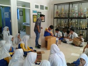 Siswa SMP ini Diajarkan Cara Membuat Alat Untuk Melihat Gerhana Matahari