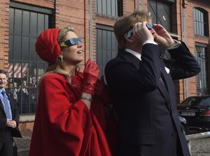 Pilihan Kacamata Stylish untuk Menikmati Gerhana Matahari 2016