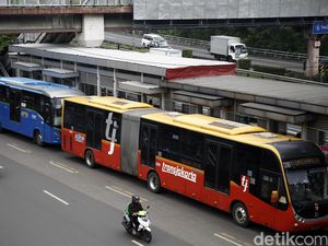 Keluhan Penumpang TransJ di Jl Pramuka, Waktu Tempuh Antar Halte Hampir 30 Menit