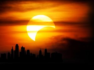 Ayo Nobar Gerhana Matahari di Tugu Yogyakarta