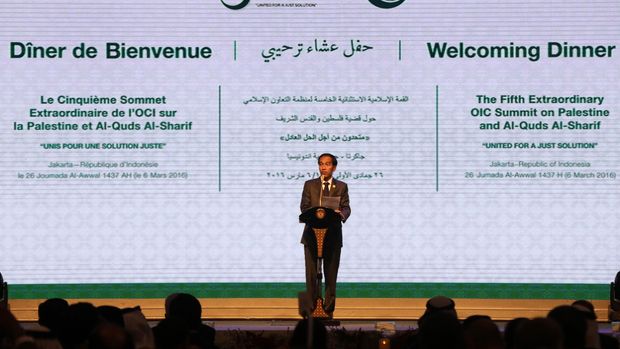 Presiden Joko  Widodo saat menyambut  pemimpin negara peserta saat gala dinner KTT Luar Biasa ke 5 OKI di JCC, Senayan, Jakarta, Minggu, 6/3/2016. KTT Luar Biasa ke 5 OKI membahas mengenai palestina dan Al-Quds Al-Sharif. OIC-ES2016/Wendra Ajistyatama