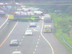 Truk Kelebihan Muatan Jadi Hambatan di Jalan Tol