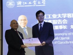 Komut Garuda Indonesia Terima Gelar Profesor dari Kampus di China