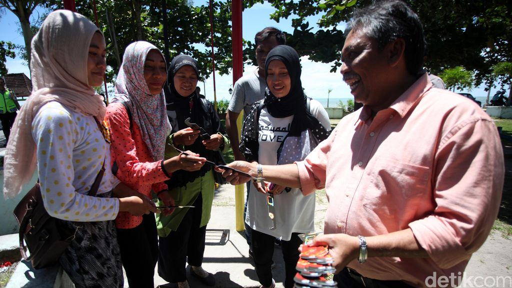 Gubernur Bangka Belitung Bagikan Kacamata Gerhana Gubernur Bangka Belitung Bagikan Kacamata Gerhana