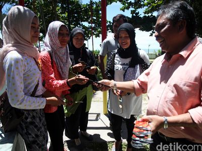 Gubernur Bangka Belitung Bagikan Kacamata Gerhana