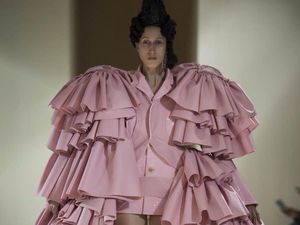 Saat Model Pakai Baju Zirah Feminin di Paris Fashion Week