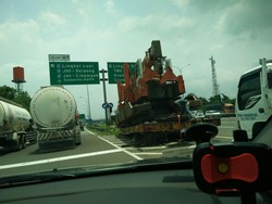 Truk Pecah Ban Dievakuasi dari Tol Jagorawi, Kendaraan Masih Merambat