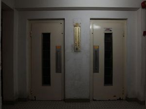 Bocah Terjebak 9 Jam Setelah Iseng Ganjal Pintu Lift Pakai Sepatu