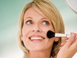 6 Risiko yang Bisa Terjadi Saat Wanita Mencoba-coba Produk Kecantikan