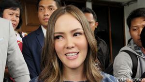 Cathy Sharon Berusaha Tegar di Sidang Cerai