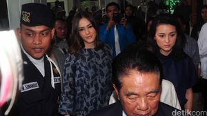 Julie Estelle Dampingi Cathy Sharon di Sidang Cerai