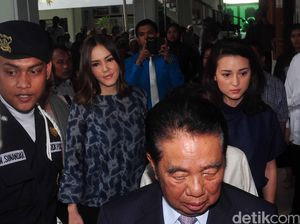 Julie Estelle Dampingi Cathy Sharon di Sidang Cerai Julie Estelle Dampingi Cathy Sharon di Sidang Cerai