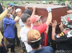 Jenazah Tiba di Rumah Duka, Istri dan Anak Korban KMP Rafelia II Histeris