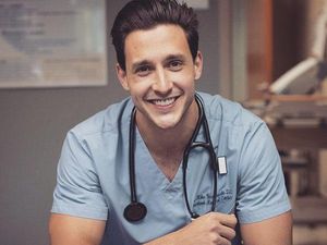 Foto: Terpesona Dr. Mike, Dokter Paling Seksi di Dunia Foto: Terpesona Dr. Mike, Dokter Paling Seksi di Dunia