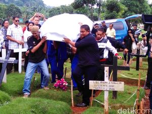 Suasana Duka di Pemakaman Ireng Maulana Suasana Duka di Pemakaman Ireng Maulana