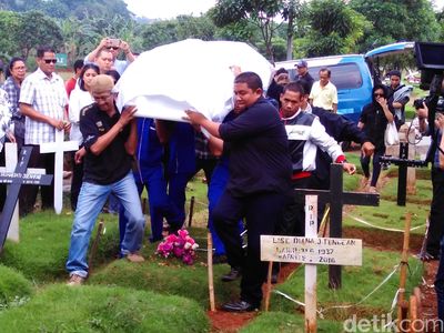 Suasana Duka di Pemakaman Ireng Maulana