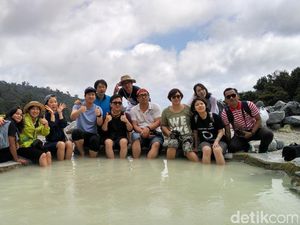 Jelang Gerhana, Turis Korea Santai Dulu di Kawah Domas