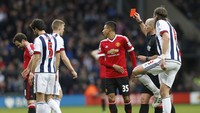 MU kesulitan membuat peluang setelah Juan Mata diusir dari permainan di menit 26. Reuters/Carl Recine.